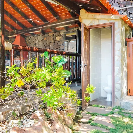 Hébergement de vacances Wooden House With Private Pool Lush Garden