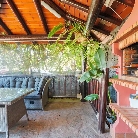 Wooden House With Private Pool Lush Garden Hébergement de vacances *