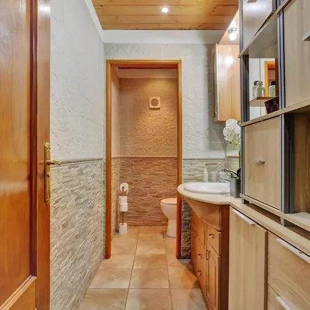 Wooden House With Private Pool Lush Garden Сasa de vacaciones