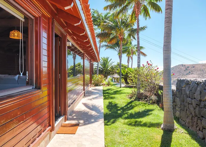 Wooden House With Private Pool Lush Garden بيت للعطل *