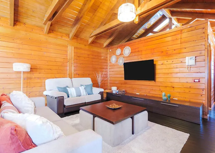 Wooden House With Private Pool Lush Garden بيت للعطل