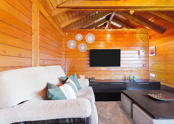 بيت للعطل Wooden House With Private Pool Lush Garden لا لاغونا