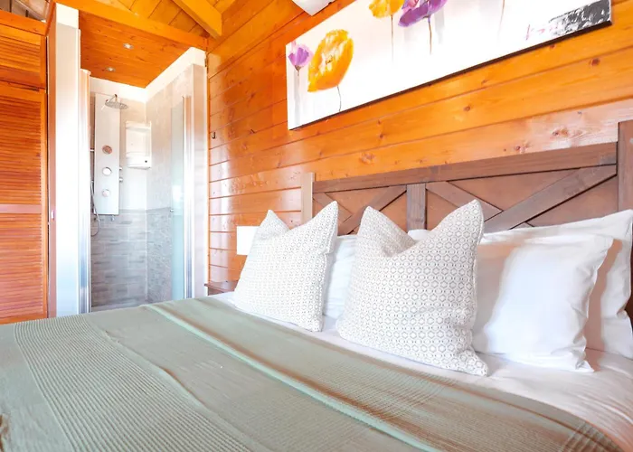 Wooden House With Private Pool Lush Garden بيت للعطل