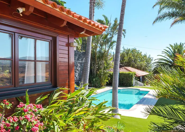 Wooden House With Private Pool Lush Garden بيت للعطل *