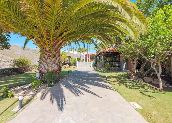 Wooden House With Private Pool Lush Garden بيت للعطل