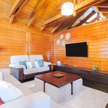 Wooden House With Private Pool Lush Garden בית נופש